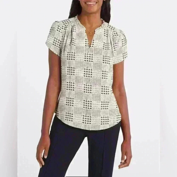41 Hawthorn Tops - NWT🖤🤍Tiffiny Tulip Sleeve Blouse